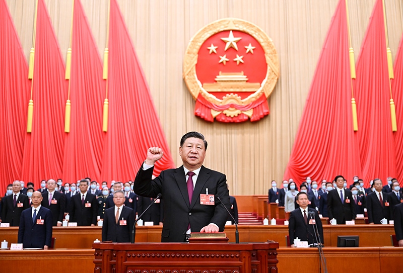 2023年3月10日，十四屆全國(guó)人大一次會(huì)議在北京人民大會(huì)堂舉行第三次全體會(huì)議。習(xí)近平全票當(dāng)選為中華人民共和國(guó)主席、中華人民共和國(guó)中央軍事委員會(huì)主席。這是習(xí)近平進(jìn)行憲法宣誓。