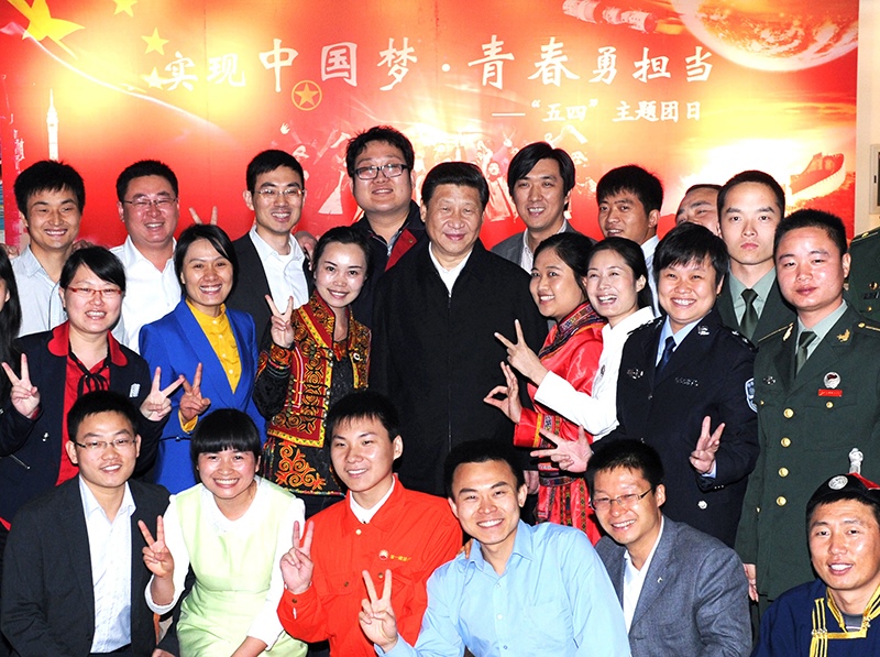 2013年5月4日，習近平總書記來到中國航天科技集團公司中國空間技術研究院，同各界優(yōu)秀青年代表座談并發(fā)表重要講話。這是座談會前，習近平和在展廳參觀的優(yōu)秀青年代表合影。