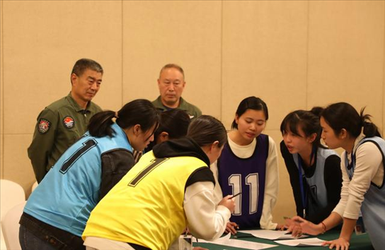 2023年4月4日，參加海軍招飛選拔的學生在心理選拔環(huán)節(jié)討論發(fā)言，海軍飛行人才心理選拔專家對參檢學生進行活動觀察。
