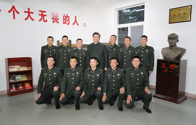 2017年12月13日，中共中央總書記、國家主席、中央軍委主席習近平到第71集團軍視察。這是習近平同“王杰班”戰(zhàn)士合影。