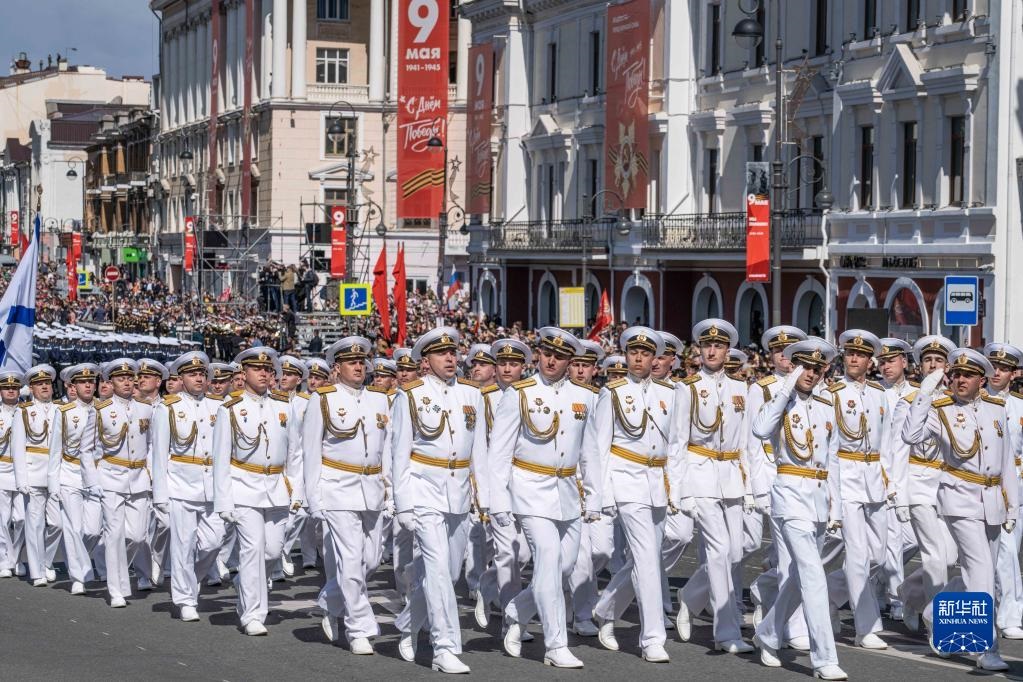5月9日，在俄羅斯符拉迪沃斯托克市，軍人參加閱兵式。新華社發(fā)（郭飛洲攝）
