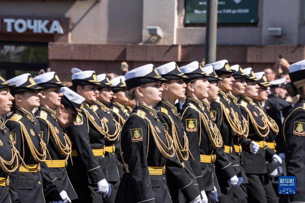 5月9日，在俄羅斯符拉迪沃斯托克市，軍人參加閱兵式。新華社發(fā)（郭飛洲攝）