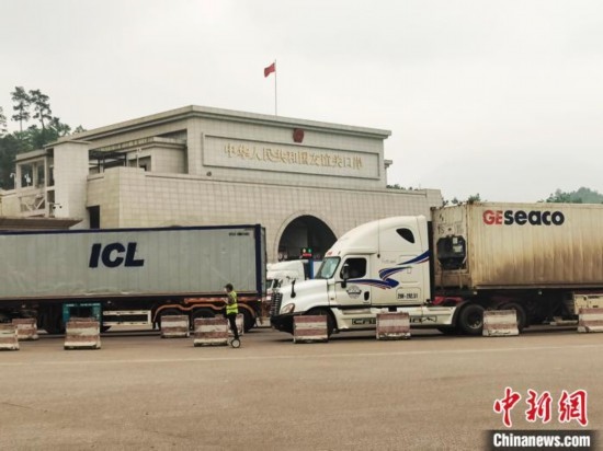 近日，位于中越邊境廣西憑祥市的友誼關(guān)口岸車水馬龍，裝載著東盟水果的跨境車輛來(lái)往不斷。黃艷梅 攝