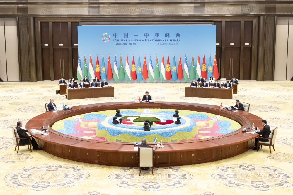 5月19日上午，國(guó)家主席習(xí)近平在陜西省西安市主持首屆中國(guó)－中亞峰會(huì)并發(fā)表題為《攜手建設(shè)守望相助、共同發(fā)展、普遍安全、世代友好的中國(guó)－中亞命運(yùn)共同體》的主旨講話。哈薩克斯坦總統(tǒng)托卡耶夫、吉爾吉斯斯坦總統(tǒng)扎帕羅夫、塔吉克斯坦總統(tǒng)拉赫蒙、土庫曼斯坦總統(tǒng)別爾德穆哈梅多夫、烏茲別克斯坦總統(tǒng)米爾濟(jì)約耶夫出席。新華社記者 丁海濤 攝