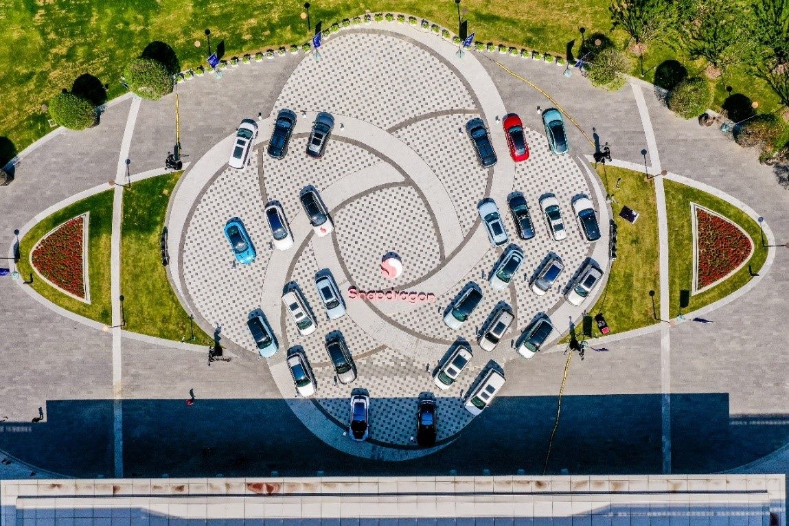 峰會(huì)戶外整車展示區(qū)俯瞰圖。（受訪者供圖）