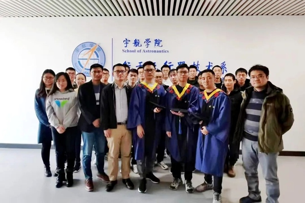 桂海潮（前排左二）與實驗室碩士畢業(yè)生合影。校方供圖