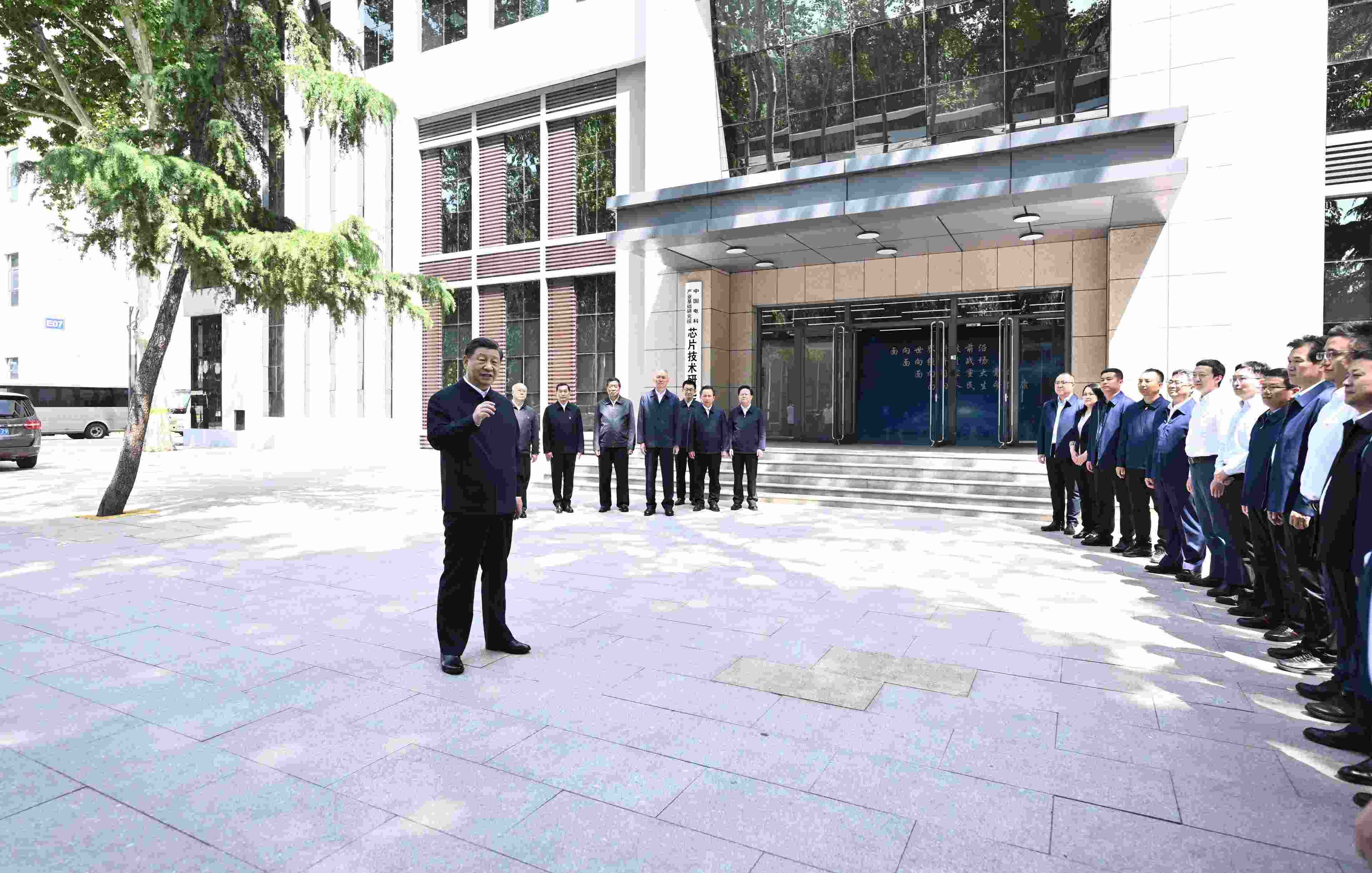 △2023年5月12日，習(xí)近平總書記在中國電科產(chǎn)業(yè)基礎(chǔ)研究院同科技工作者交流。