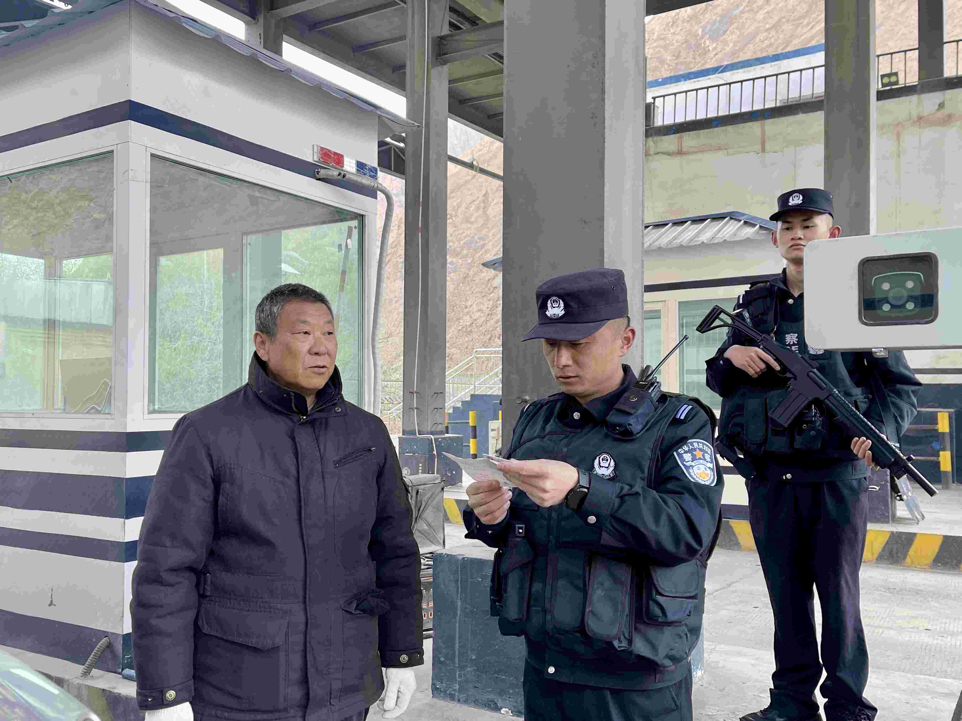 在庫(kù)地邊境檢查站，陳暢核對(duì)進(jìn)出邊境管理區(qū)人員信息。人民網(wǎng) 周靜圓攝