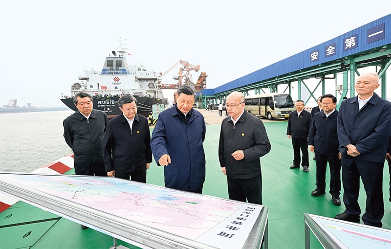 2023年5月11日至12日，中共中央總書記、國家主席、中央軍委主席習(xí)近平在河北考察，并主持召開深入推進(jìn)京津冀協(xié)同發(fā)展座談會(huì)。這是11日下午，習(xí)近平在滄州市黃驊港煤炭港區(qū)碼頭考察。 新華社記者 李學(xué)仁/攝