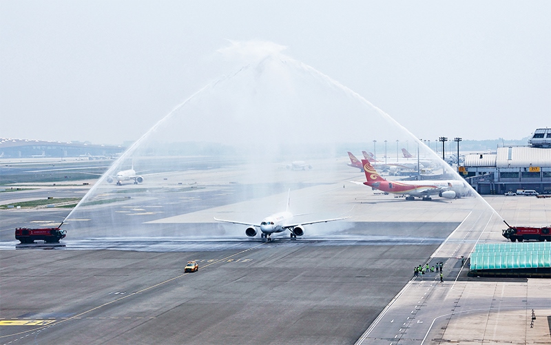 2023年5月28日，國(guó)產(chǎn)大型客機(jī)C919圓滿完成首次商業(yè)飛行，開啟市場(chǎng)化運(yùn)營(yíng)、產(chǎn)業(yè)化發(fā)展新征程。圖為北京首都國(guó)際機(jī)場(chǎng)以水門禮迎接C919首個(gè)商業(yè)航班東航MU9191。 新華社發(fā) 魏萌/攝