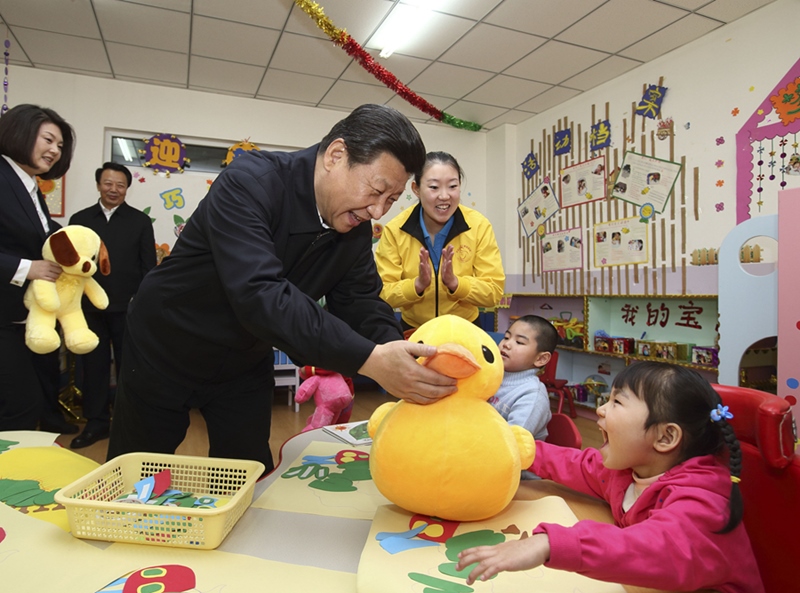 2014年1月28日，習(xí)近平總書記來到內(nèi)蒙古自治區(qū)呼和浩特市兒童福利院看望孩子們并贈送新春禮物。
