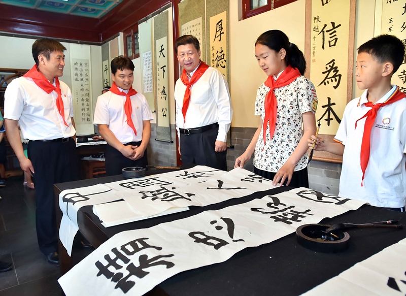 2014年5月30日，習(xí)近平總書記來到北京市海淀區(qū)民族小學(xué)，參加慶?！傲弧眹H兒童節(jié)活動。