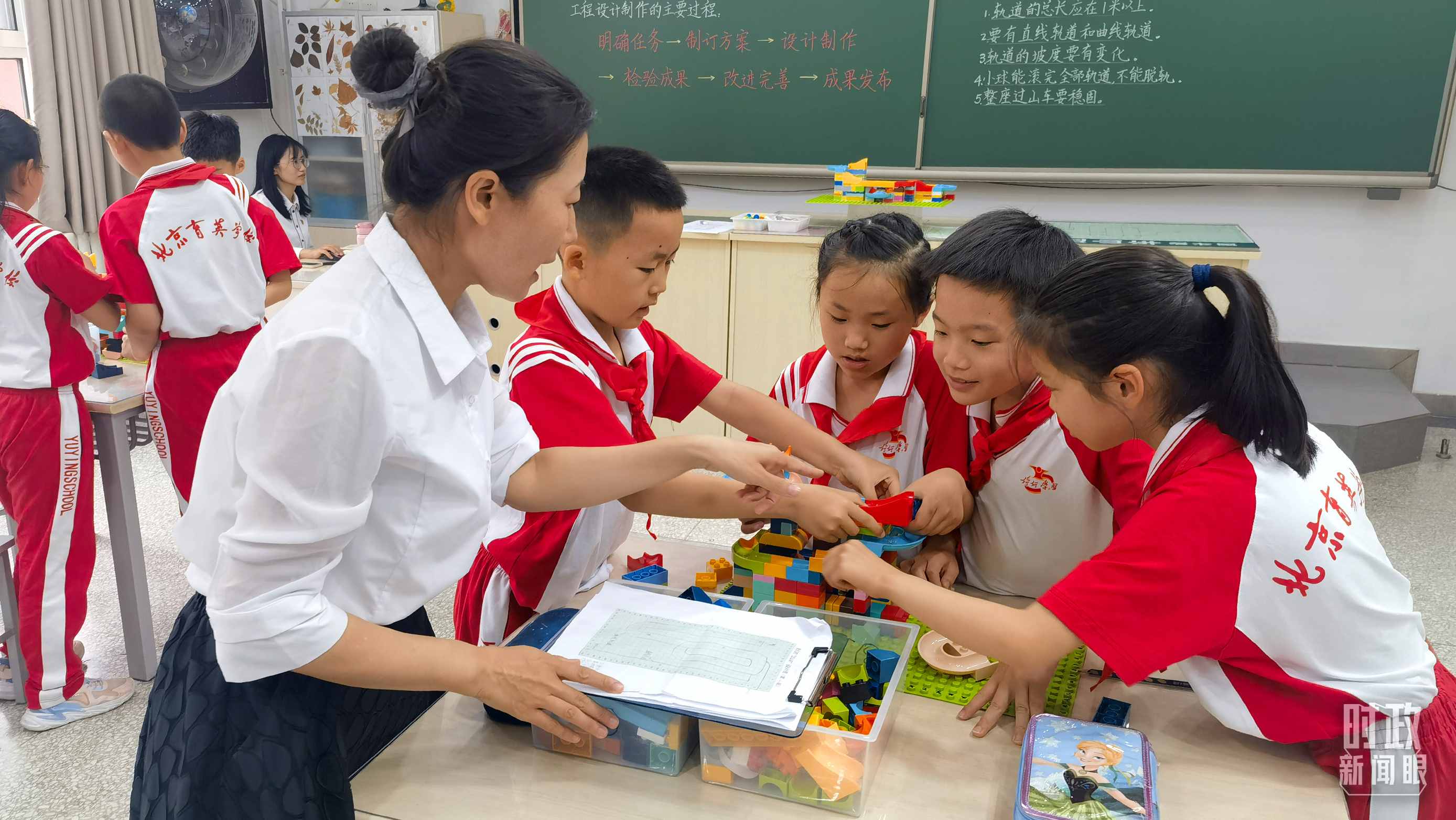 △科學(xué)教室內(nèi)，學(xué)生們正在開(kāi)展過(guò)山車科學(xué)實(shí)驗(yàn)。（總臺(tái)央視記者賈林拍攝）