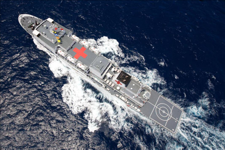 航行在大洋上的中國海軍“和平方舟”號醫(yī)院船。新華社記者 琚振華 攝