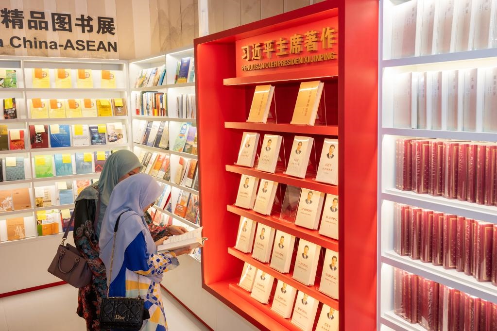 5月30日，兩名讀者在馬來西亞吉隆坡國際書展中國主賓國活動(dòng)現(xiàn)場閱讀習(xí)近平主席著作。新華社記者朱煒攝