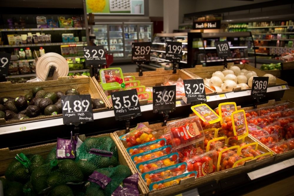 這是2月14日在美國(guó)紐約市布魯克林一家食品雜貨店拍攝的商品價(jià)簽。新華社發(fā)（郭克攝）