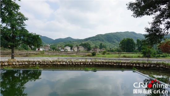 “一帶一路”國(guó)際青年走進(jìn)信陽(yáng)羅山 看“紅”“綠”資源助力鄉(xiāng)村未來_fororder_何家沖村景 攝影 賈親親.JPG