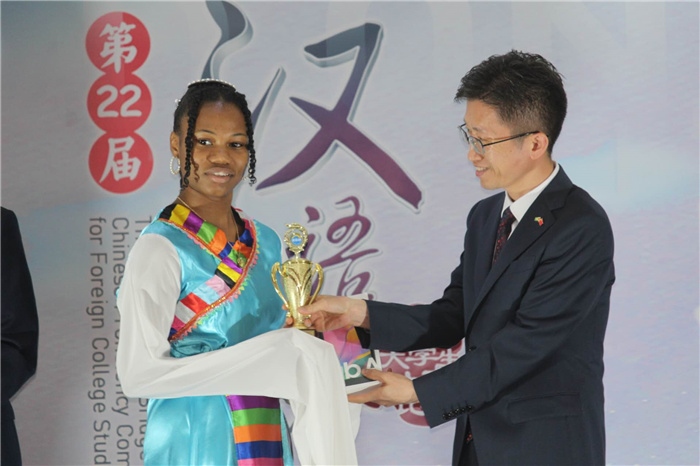 黃瑞參贊為獲獎選手頒發(fā)二等獎。圭亞那大學(xué)孔子學(xué)院供圖