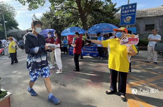 6月7日早8點(diǎn)，北京市第五中學(xué)門口考生正在按規(guī)定進(jìn)入考場。人民網(wǎng)記者 池夢蕊攝