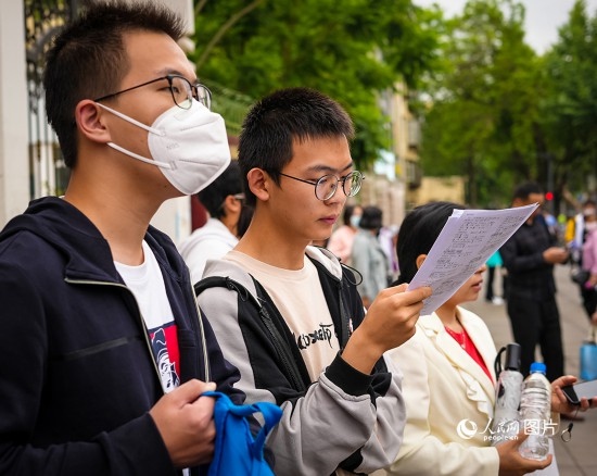 6月7日，在昆明市第五中學(xué)考場外，考生正利用最后時(shí)間復(fù)習(xí)備考。人民網(wǎng) 曾智慧攝