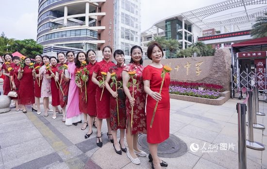 6月7日一早，廈門雙十中學(xué)考生家長們身穿旗袍，手拿向日葵在考場外為孩子加油打氣，寓意“旗開得勝，一舉奪魁”。人民網(wǎng)記者 陳博攝