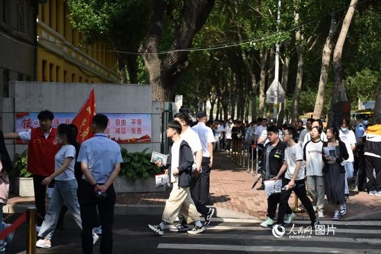 6月7日，在黑龍江省哈爾濱市第三中學(xué)高考考點(diǎn)，考生們有序進(jìn)入考場。人民網(wǎng)記者 蘇靖剛攝