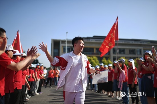 6月7日，在北京市人大附中通州校區(qū)考點(diǎn)，考生與送考老師擊掌加油。人民網(wǎng)記者 翁奇羽攝