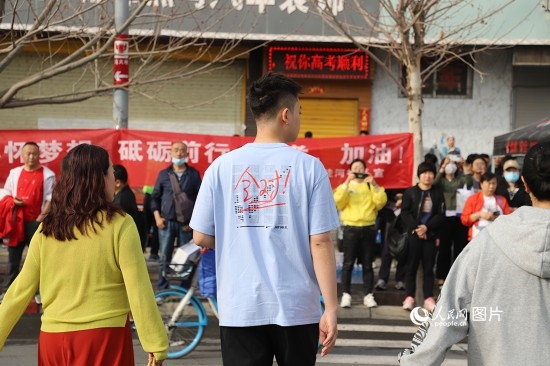 6月7日早8點(diǎn)，甘肅省蘭州市外國語高級(jí)中學(xué)考點(diǎn)，考生按規(guī)定進(jìn)入考場。人民網(wǎng)記者 黃帆攝