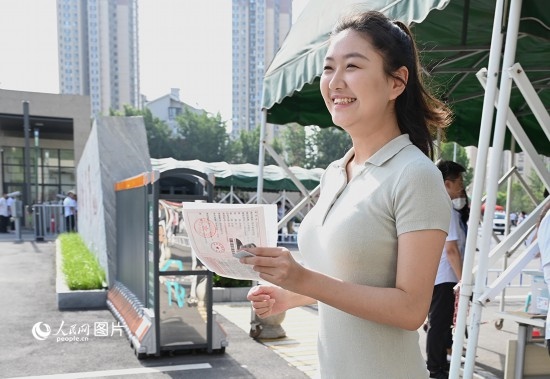 6月7日高考第一天，早上8點(diǎn)，一名考生充滿自信地步入鄭州市十一中考點(diǎn)。人民網(wǎng)記者 王玉興攝