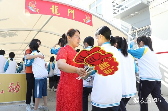 6月7日一早，雄安新區(qū)安新中學(xué)老師在給同學(xué)們加油鼓勁兒。人民網(wǎng) 李兆民攝