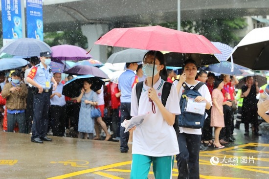 6月7日，海南華僑中學(xué)（高中部）考點(diǎn)，學(xué)子冒雨奔赴考場。人民網(wǎng)記者 孟凡盛攝
