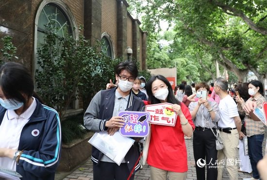 6月7日一大早，上海向明中學(xué)考場外，來自上海市盧灣高級(jí)中學(xué)的考生正在依次進(jìn)場。人民網(wǎng)記者 龔莎攝