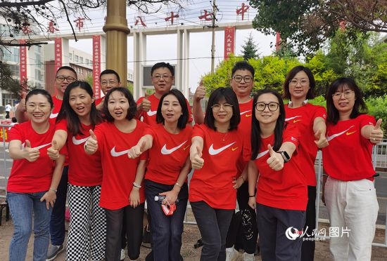 6月7日一早，陽光明媚，天氣涼爽，在長春市第八十七中學(xué)，考生們正陸續(xù)進(jìn)入考場。親友團(tuán)為參加高考的學(xué)子們加油鼓勁。人民網(wǎng)記者 王帝元攝