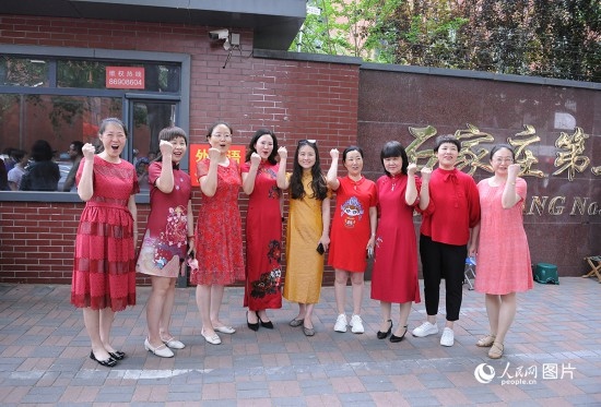 6月7日，在石家莊第二十七中學(xué)考點(diǎn)，家長身著旗袍，為高考的孩子們加油助威！紅紅火火、旗開得勝！人民網(wǎng)記者 周博攝