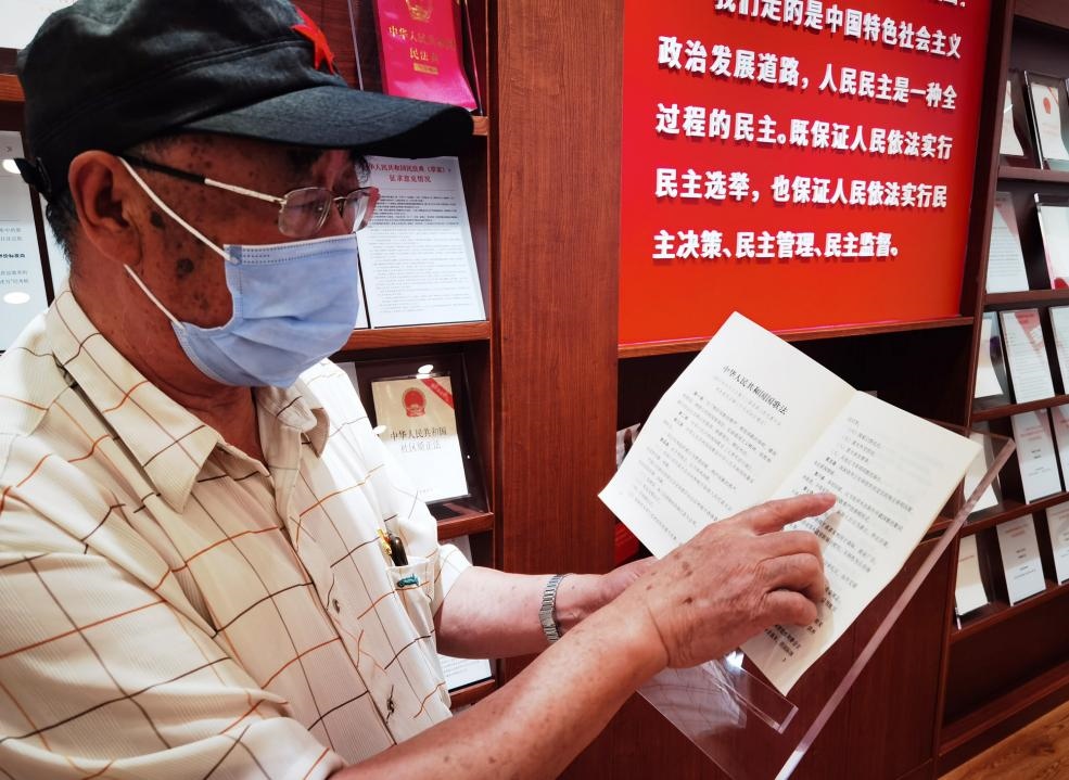 夏云龍給記者展示國歌法修改的內(nèi)容。人民網(wǎng)記者 唐小麗攝