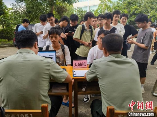 專武干部在發(fā)放兵役登記證。韋碩 攝