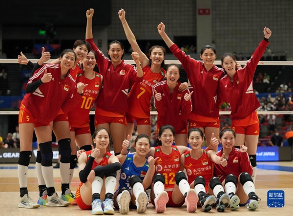 6月3日，中國(guó)隊(duì)球員在比賽后慶祝勝利。當(dāng)日，在日本名古屋舉行的2023世界女排聯(lián)賽分站賽中，中國(guó)隊(duì)以3比1戰(zhàn)勝荷蘭隊(duì)。新華社記者 張笑宇 攝