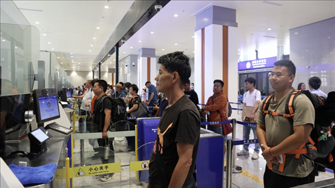6月13日，乘坐中老鐵路國(guó)際旅客列車(chē)的旅客在磨憨邊檢大廳排隊(duì)候檢。李揚(yáng) 攝