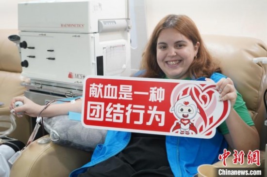 6月13日，在第20個世界獻血者日前夕，20名在贛留學生組團前往血站獻血。吳迪 攝