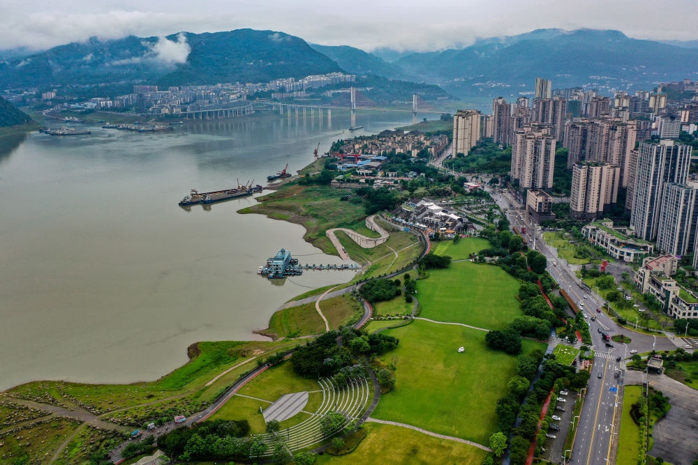 這是2023年6月7日拍攝的位于重慶市云陽縣的云陽城區(qū)環(huán)湖綠道（無人機(jī)照片）。當(dāng)?shù)貙⑸鷳B(tài)治理與生態(tài)修復(fù)結(jié)合起來，兼顧城市旅游和運(yùn)動(dòng)休閑等功能需要，打造環(huán)縣城兩江四岸33公里綠道。新華社記者 唐奕 攝
