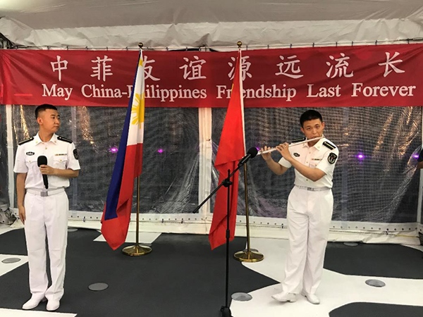 艦上官兵表演歌舞、民樂(lè)、武術(shù)等節(jié)目。中國(guó)駐菲律賓大使館供圖