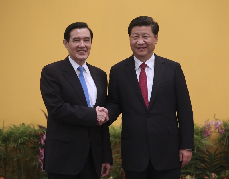 2015年11月7日，兩岸領(lǐng)導(dǎo)人會(huì)面在新加坡香格里拉大酒店舉行。這是習(xí)近平主席與時(shí)任臺(tái)灣地區(qū)領(lǐng)導(dǎo)人馬英九握手。