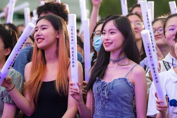 場下觀眾十分熱情。人民網(wǎng)記者 翁奇羽攝