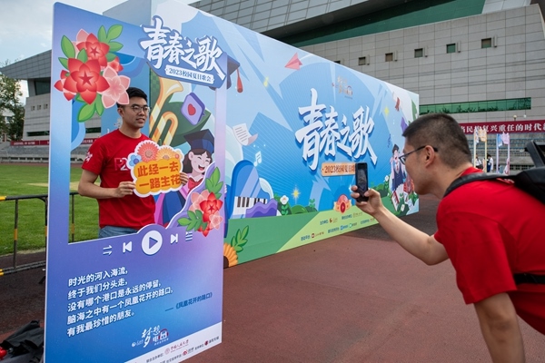 學(xué)生在市集打卡拍照。人民網(wǎng)記者 翁奇羽攝