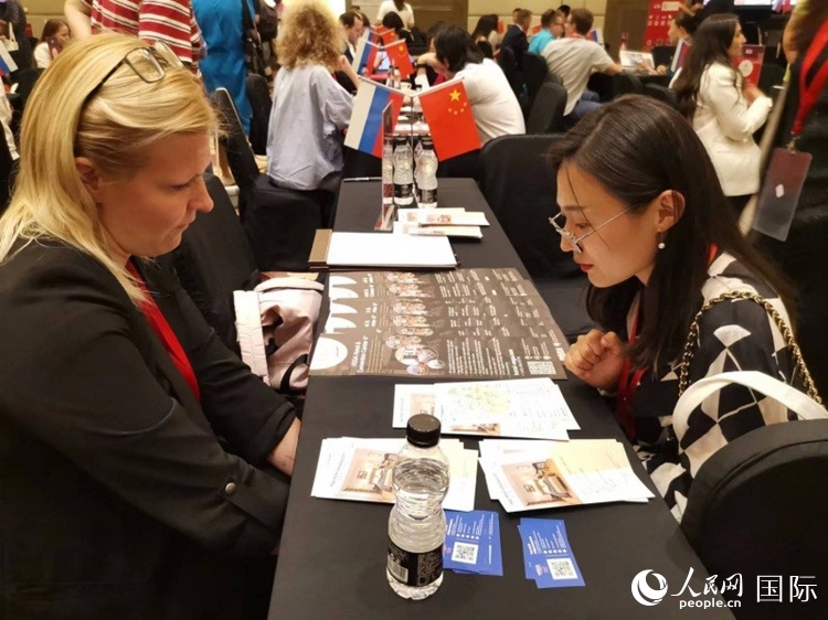 中俄旅游行業(yè)代表在北京路演活動現(xiàn)場面對面溝通。人民網(wǎng)記者 楊倩攝