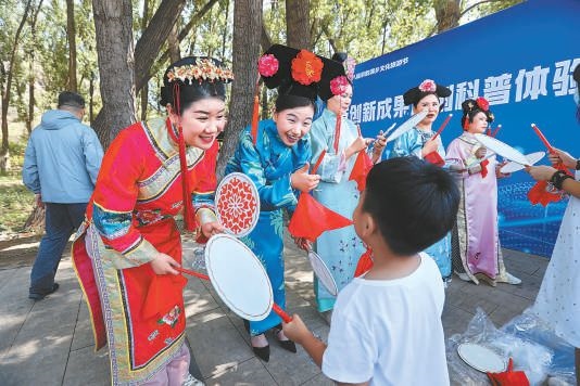 昨天上午，“奮進(jìn)新征程 建功新時(shí)代”2023年懷柔區(qū)第十八屆京韻滿鄉(xiāng)文化旅游節(jié)正式開幕，豐富多彩的文化演出吸引大批游客來此體驗(yàn)別具特色的滿族文化。本報(bào)記者 甘南攝