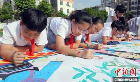 圖為學生們用手中畫筆在進行創(chuàng)作。 興業(yè)縣融媒體中心供圖