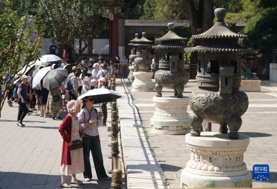 6月22日，游人在北京頤和園參觀游覽。新華社記者 任超 攝