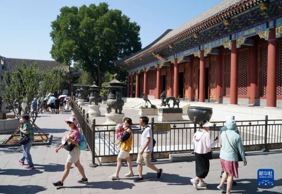 6月22日，游人在北京頤和園參觀游覽。新華社記者 任超 攝