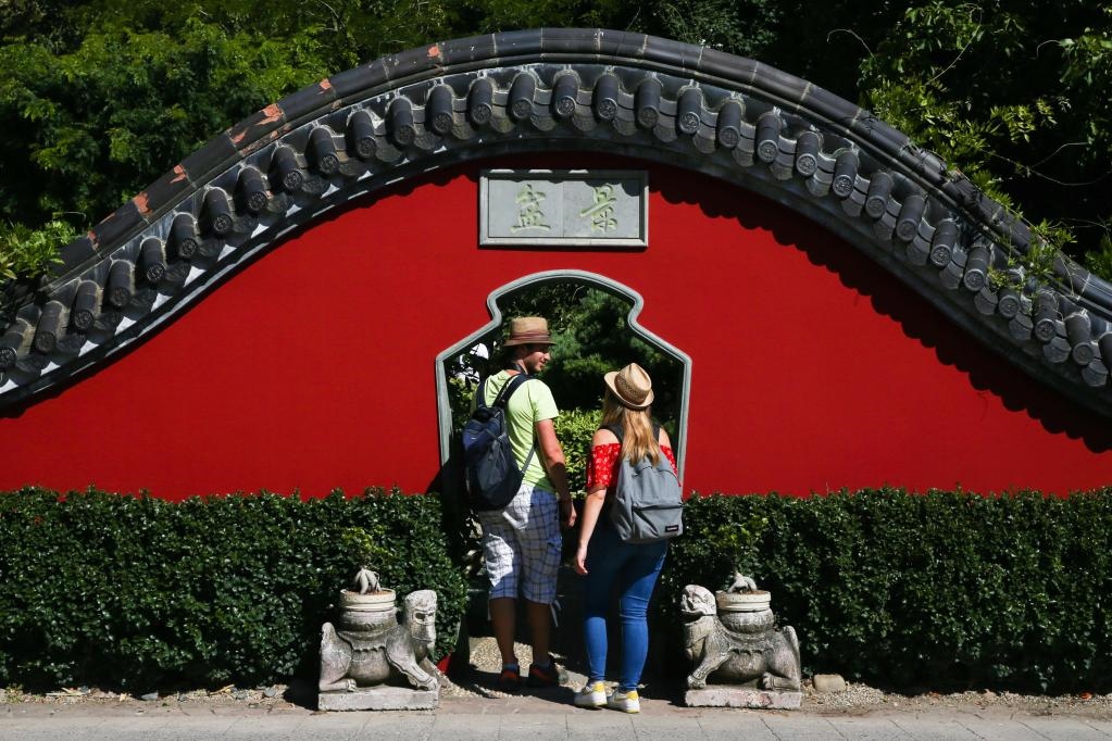 在比利時(shí)布呂熱萊特市，游客參觀天堂動物園的中國園。